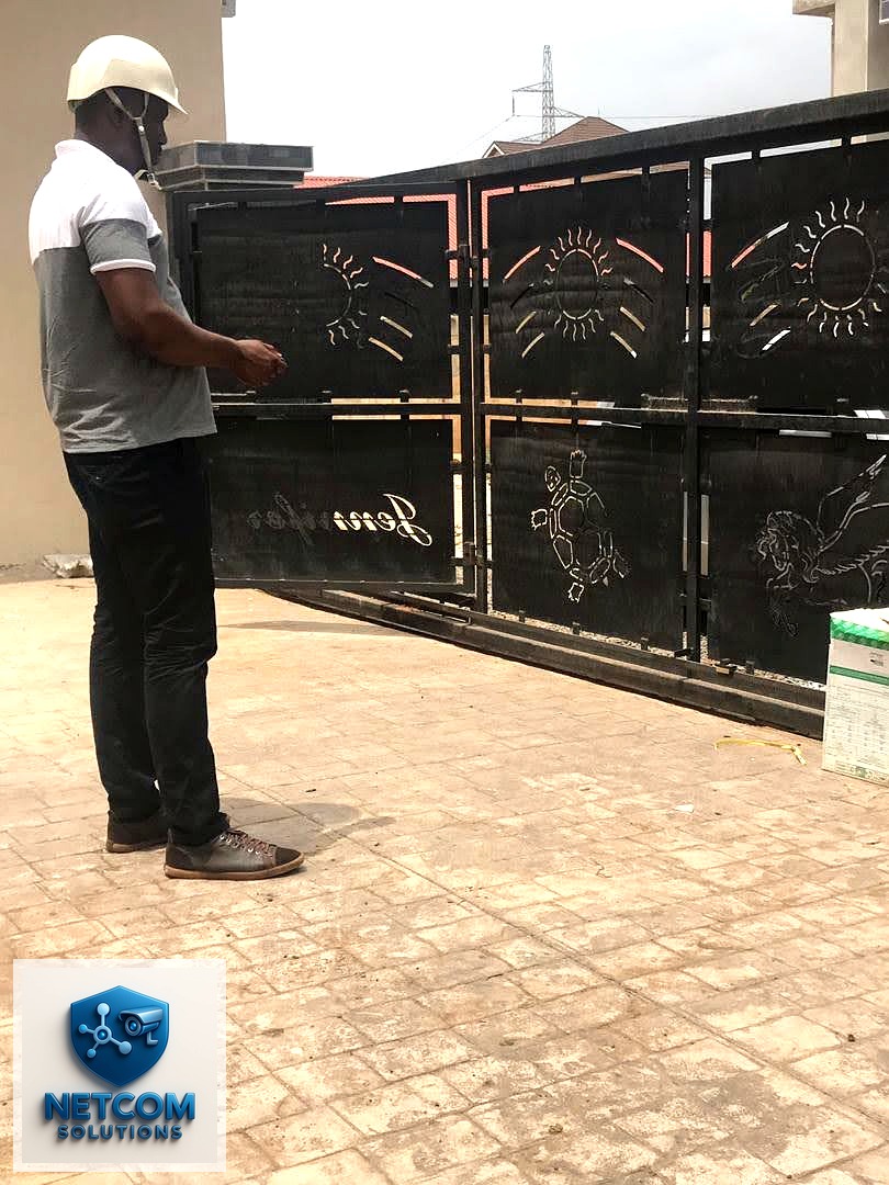 Electric fence installation on a building perimeter